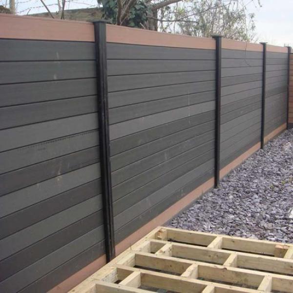 Privater Zaun aus Holz-Kunststoff-Verbundwerkstoff WPC-Zaun