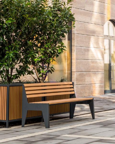 Banc et pot de fleurs WPC